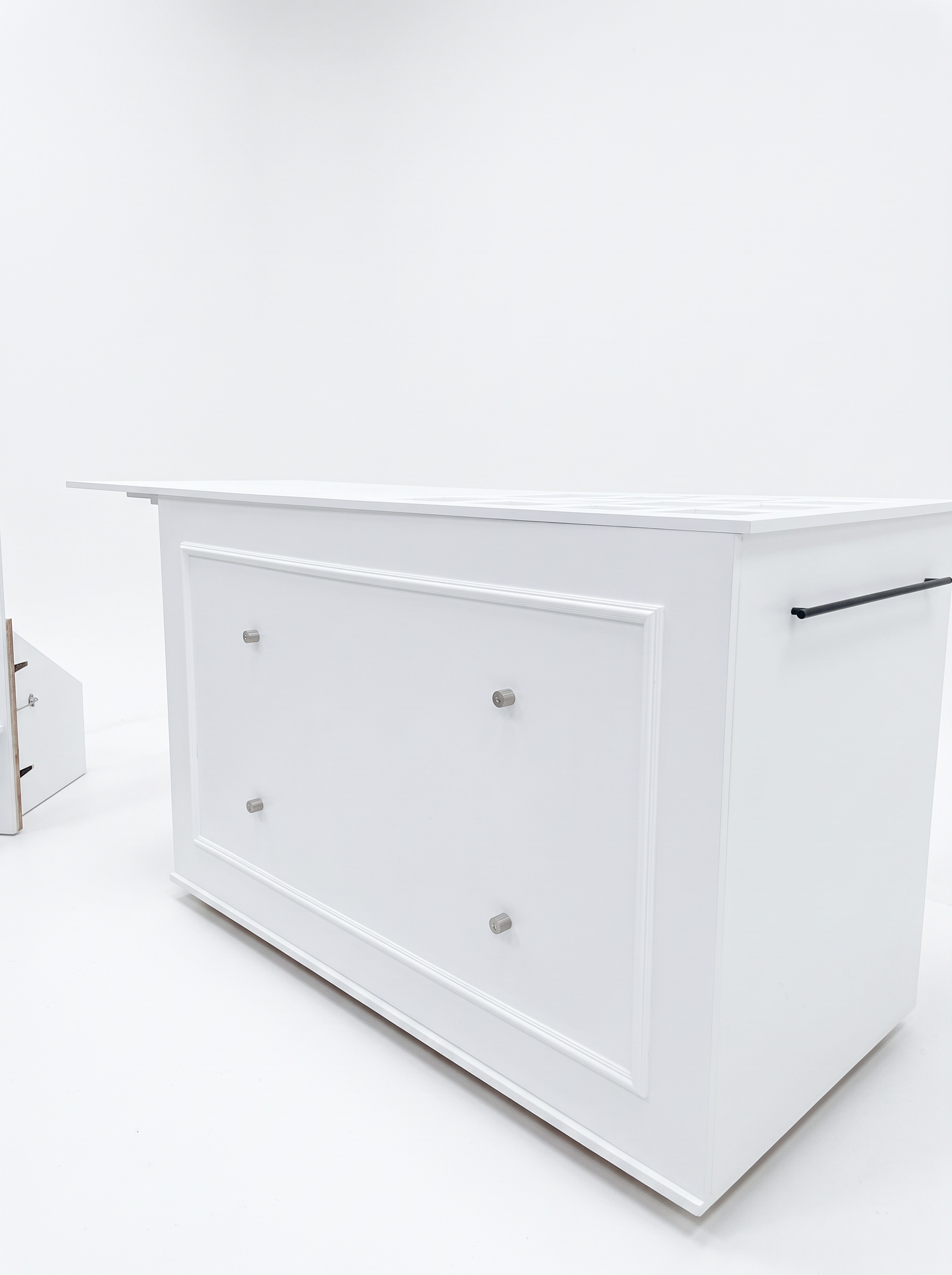 White classic panel mobile bar